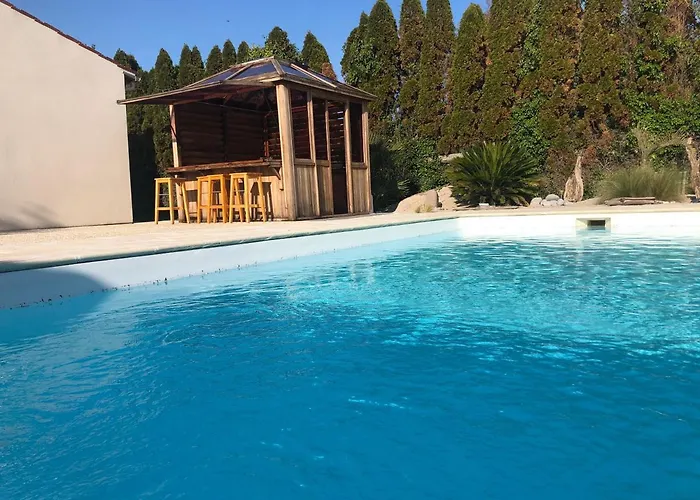 Piscine et jacuzzi à 2km de la plage de St Georges de didonne