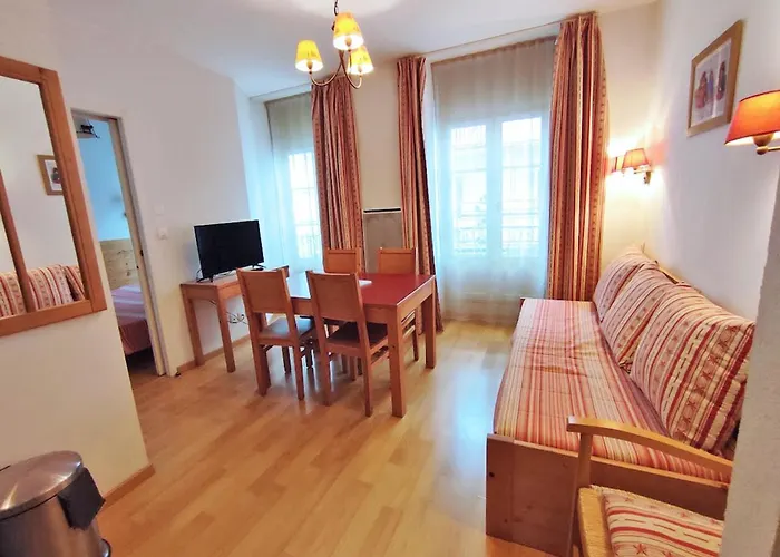 Oo, T2, centre Luchon, wifi, casier à skis, ascenseur, 4 personnes