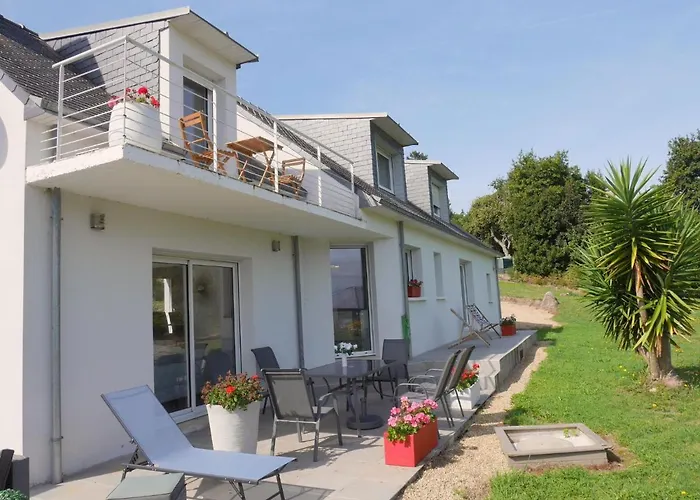 Comfortable Holiday Home With Partial Sea Views, Douarnenez-Treboul