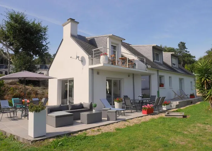 Comfortable Holiday Home With Partial Sea Views, Douarnenez-Treboul