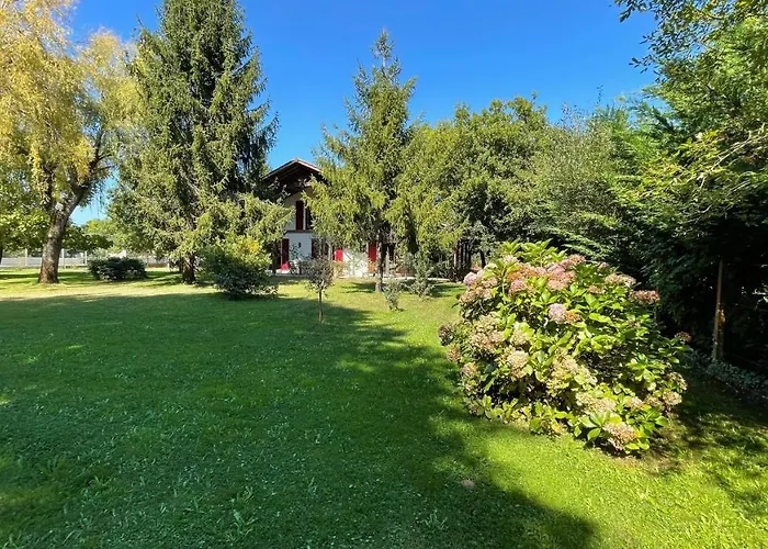Villa au milieu des pins / bord du lac