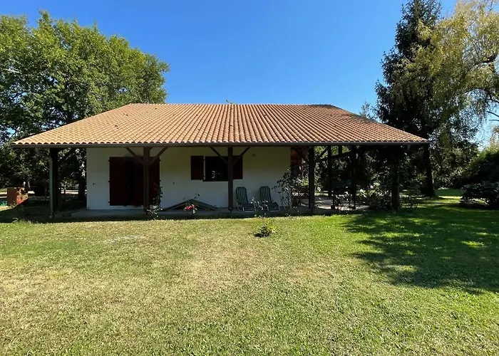 Villa au milieu des pins / bord du lac