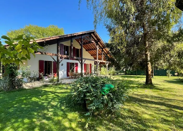 Villa au milieu des pins / bord du lac