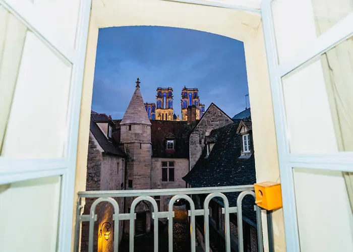Nid douillet La Cour du Dauphin, Vue cathédrale imprenable