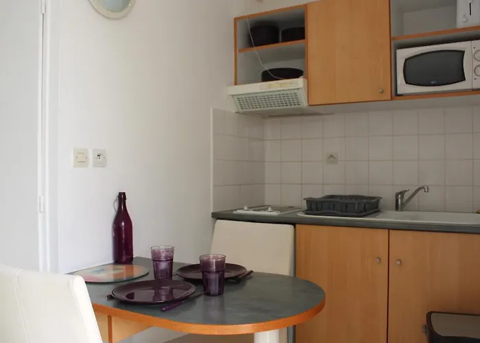 Appartement T2 Avec Balcon, Parking Et Piscine, Proche Commodites - Fr-1-535-32