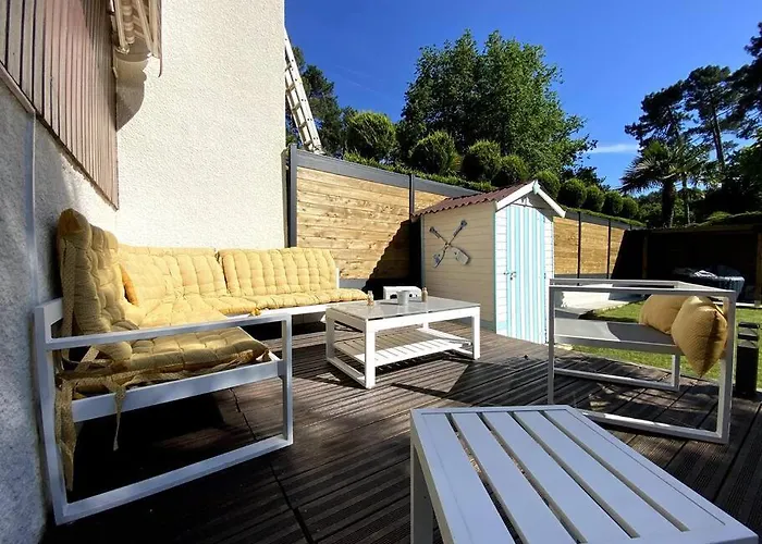 Belle Maison Au Milieu Des Pins