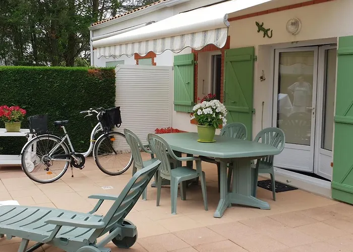 Maison de Vacances à La Tranche-sur-Mer avec Piscine, à 350m de la Plage, 4 Couchages - FR-1-22-170