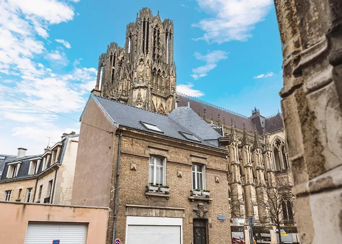 Tournelles Vue Cathedrale- Maison Climatisee Du Xvie Siecle Classee