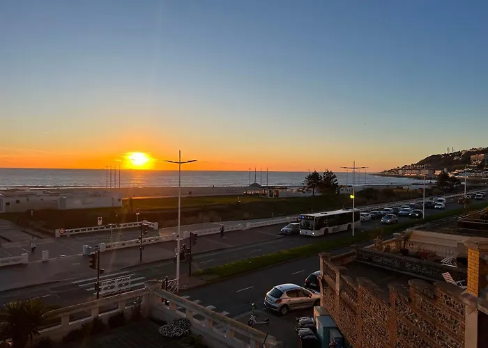 Le Petit Nid Perche Sous Les Toits, Vue Mer
