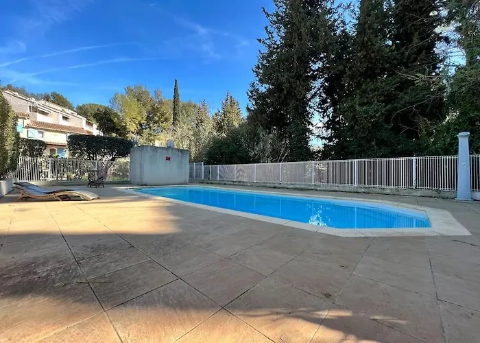 Paisible Appartement Avec Piscine