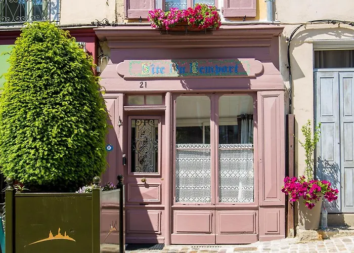 Gîte du rempart avec Balnéo, Garage, 2 SDB 2WC vue sur les monuments