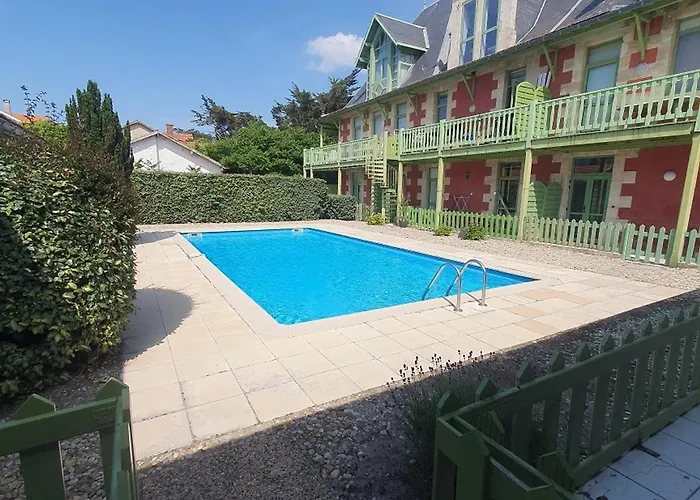 Appartement Lumineux Avec Terrasse, Proche Des Commodites, Ideal Pour 2 Personnes - Fr-1-648-148