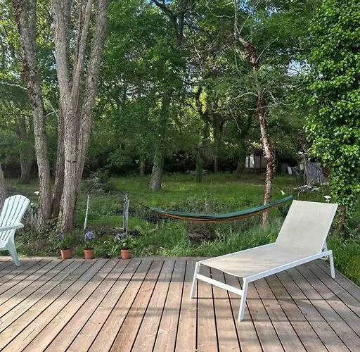 Cosy Cabane Boise solaire, Balneo bath et toilette seche a la Ferme