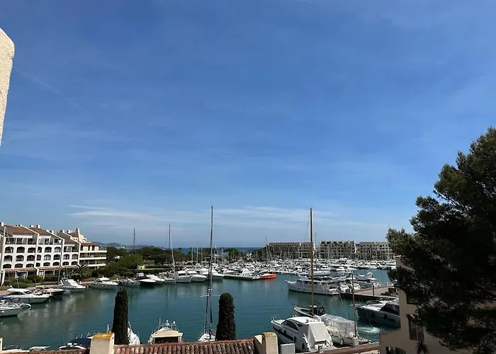L'Atelier Marin sur le Port des Marines