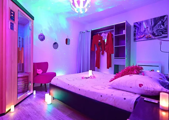 Luxe Sauna Privatif et Grand bain Jacuzzi à deux à Biscarosse Plage pour Nuit Romantique avec décoration LED et Bougies