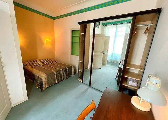 T2 à pied de plage sur ancien hôtel chic, samedi a samedi