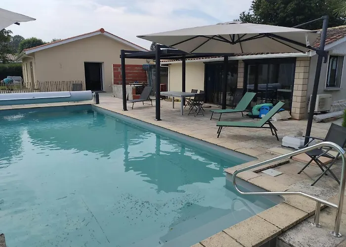 2 Maisons de 3 et 2 chambres avec grande piscine commune