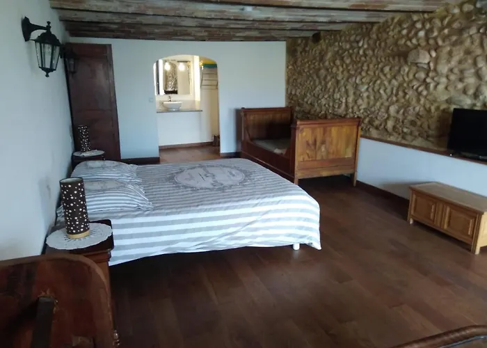 Chambre à la ferme au milieu des lavandes