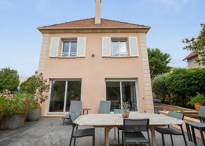 Lovely House With Garden Saint-Cloud Near Paris - Welkeys