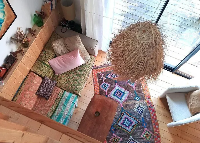 Chambre dans atelier d'artiste