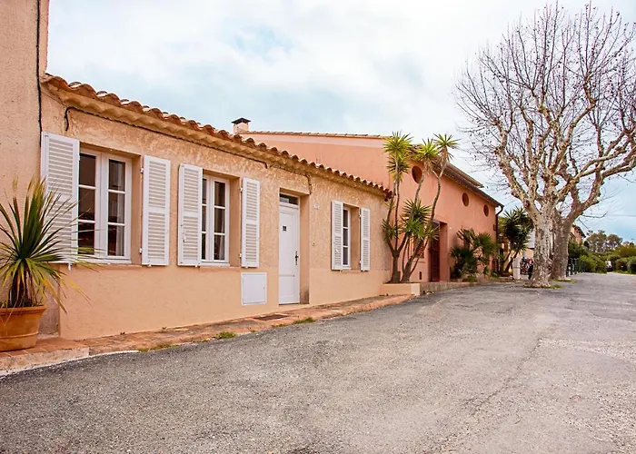 La Maison Et Son Jardin Clos