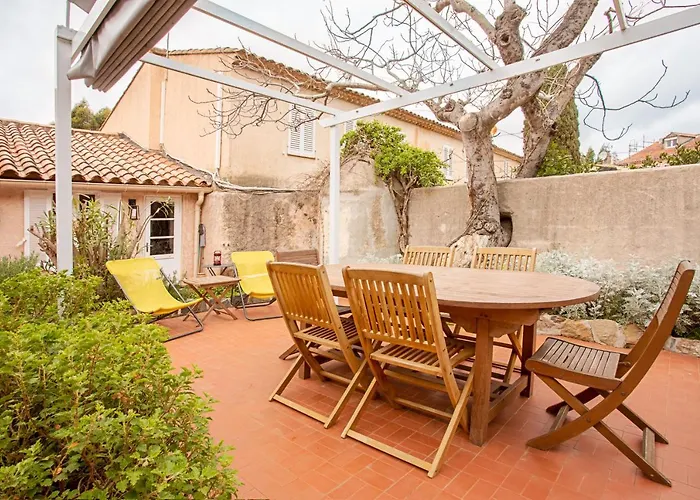 La Maison Et Son Jardin Clos