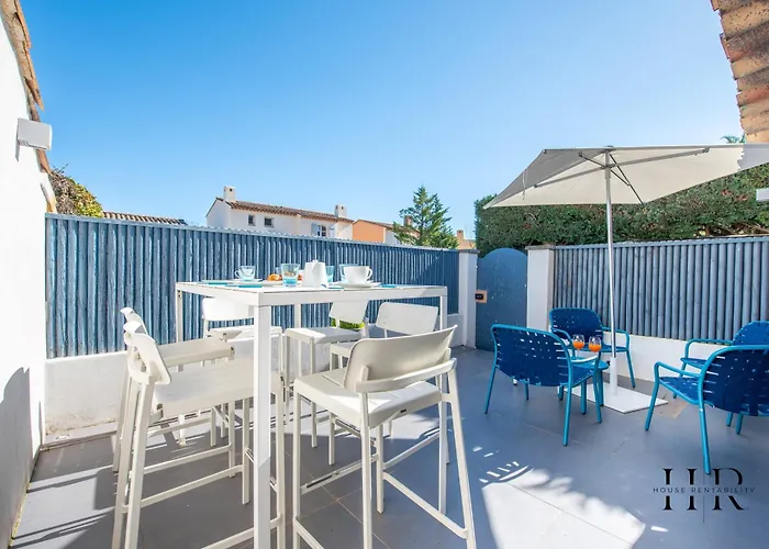 Maison moderne avec piscine et tennis
