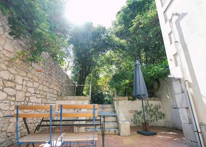 La Verrière by la Maison de Marc- Poitiers Centre - parking et terrasse