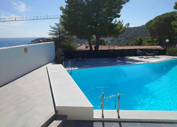 4AMB2 Villa de caractère avec piscine collective