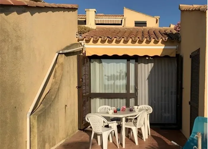 Villa 2 Pièces Climatisée avec Terrasse, Face à la Mer, Parking Privé, Proche Commerces et Plage - FR-1-81-343