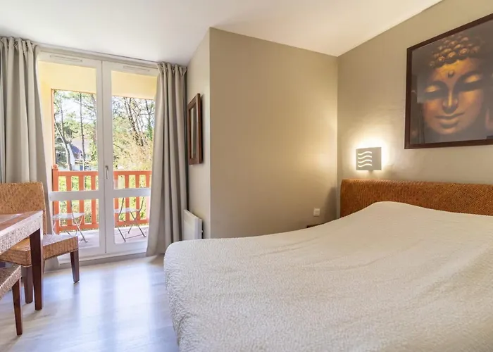 Villa avec piscine: Appt 6 pers avec piscine couverte tennis et parking privé gratuit 117