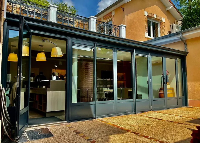 Les Loges Du Théatre MAISON de 150m2 PRIVÉ reservable de 2 a 14 personnes tout équipé au pied de l'AVENUE DE CHAMPAGNE et toutes commodités DEGUSTATION CHAMPAGNE OFFERTE jacuzzi sauna jeux velos EMPLACEMENT EXCEPTIONNEL et CHIC