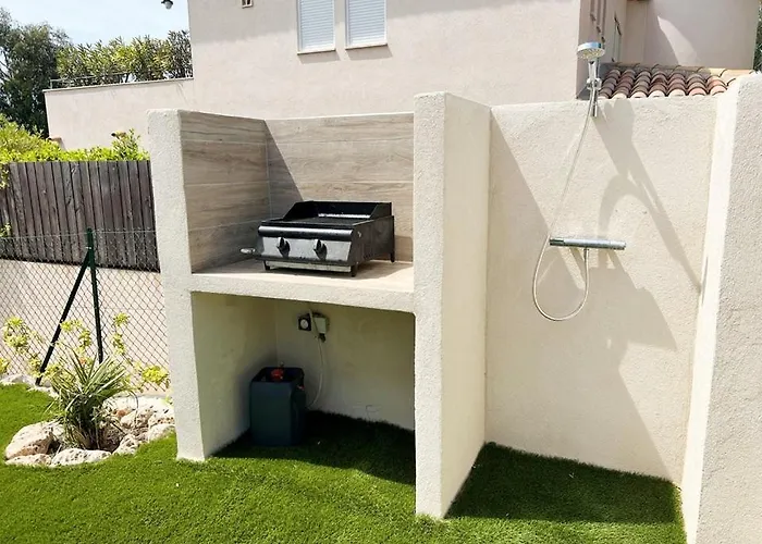 Maisonnette avec 2 chambres climatisée en face de la plage de Gigaro
