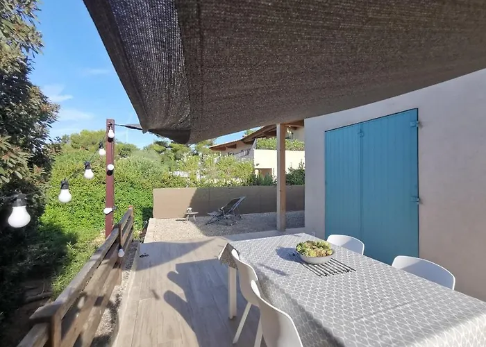 Maisonnette avec 2 chambres climatisée en face de la plage de Gigaro