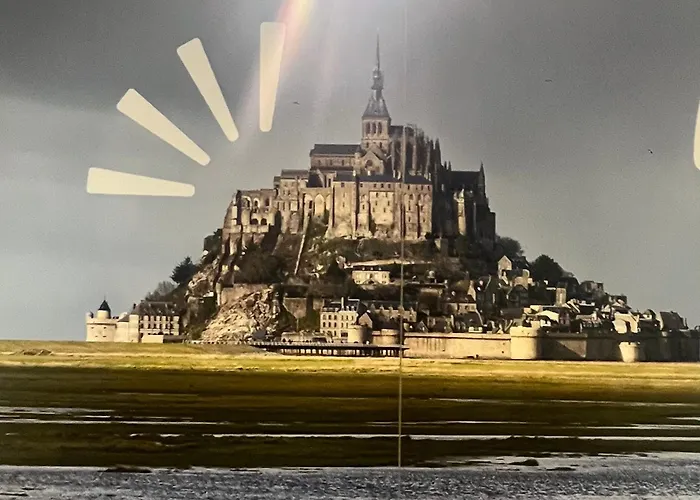 Beau Loft room proche mont saint Michel jaccuzi illimité en plein centre Avranches