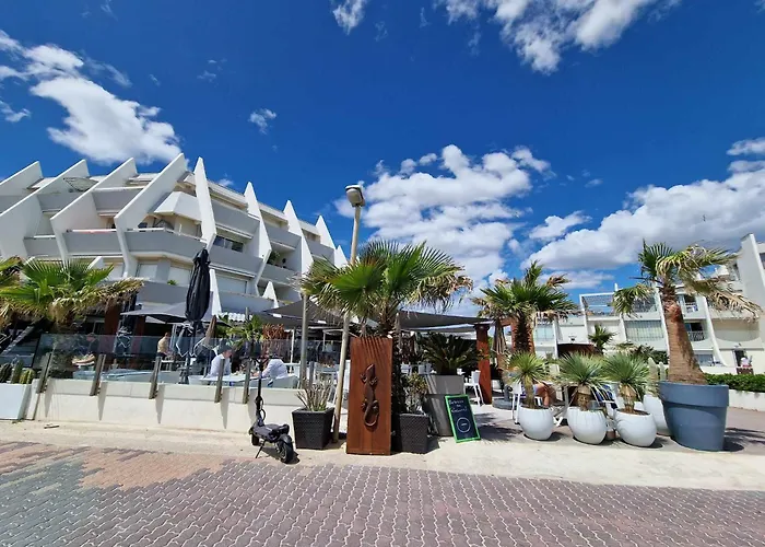 Appartement 1ere ligne piscine terrasse au bord de la plage front de mer avec 6 vélos