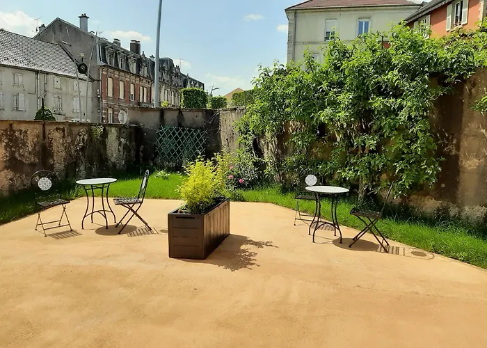 La chambre de maître du boulevard Thiers, entrée et terrasse privatives