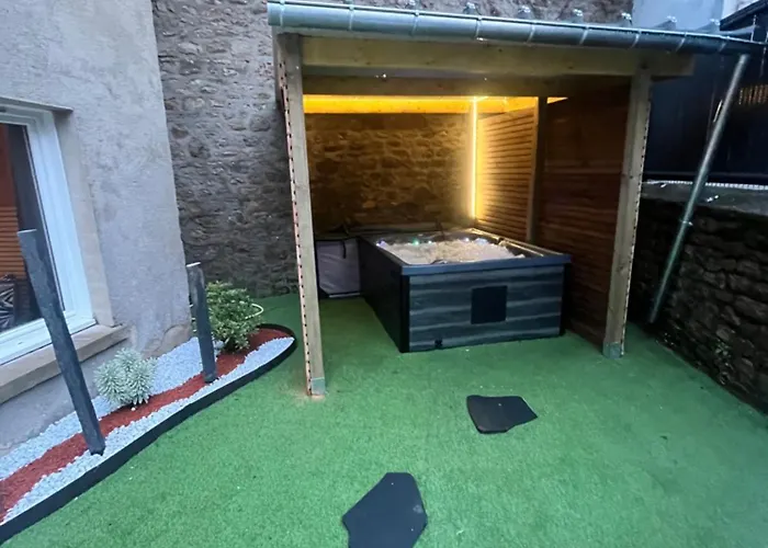 Beau Loft room proche mont saint Michel jaccuzi illimité en plein centre Avranches