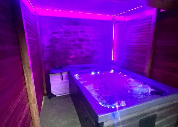 Beau Loft room proche mont saint Michel jaccuzi illimité en plein centre Avranches