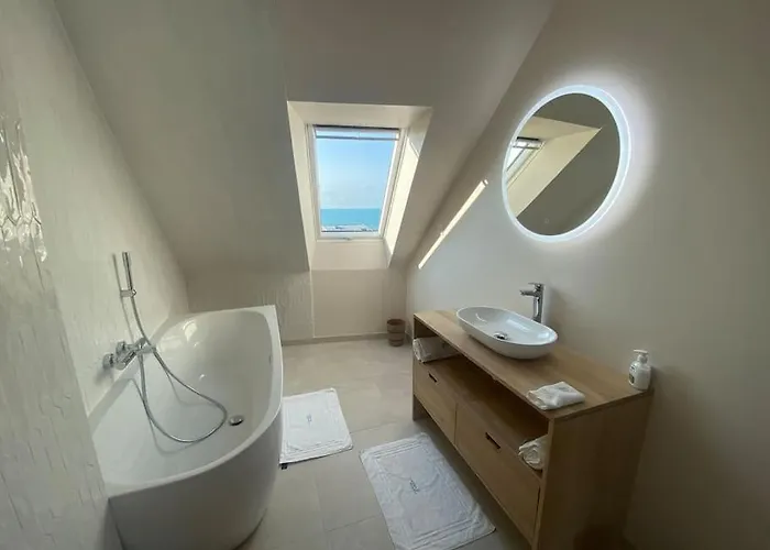 Granville / Maison entièrement rénovée à 100 m des plages