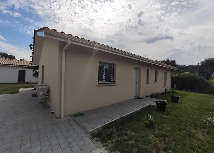 2 Maisons de 3 et 2 chambres avec grande piscine commune