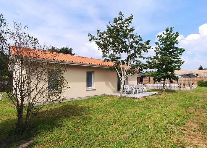 2 Maisons de 3 et 2 chambres avec grande piscine commune