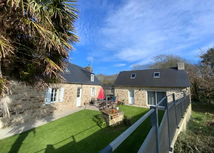 A La Campagne, Pres De La Mer Et Proche Des Villes Quebec En Bretagne