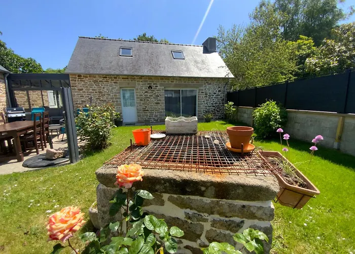 A La Campagne, Pres De La Mer Et Proche Des Villes Quebec En Bretagne
