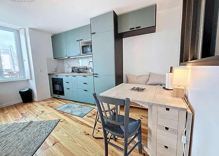 Appartement rénové, 1 chambre, 300m de la gare, près du centre de Granville - FR-1-361-479