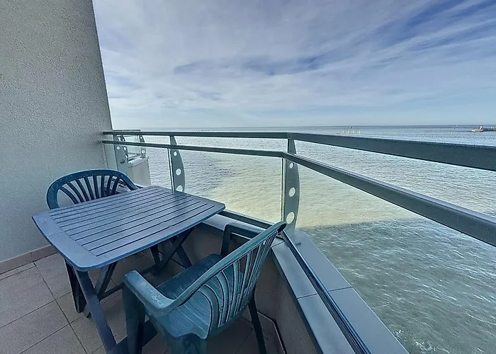 Appartement avec balcon, proche des plages et commerces - FR-1-361-89