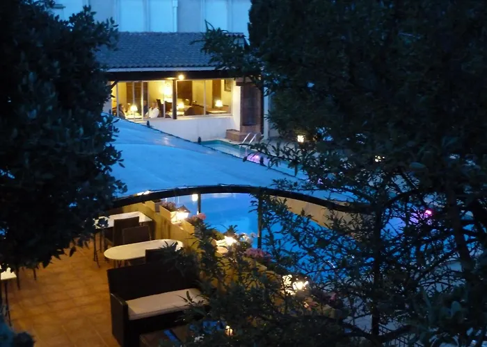 Logis Hôtel - Restaurant Résidence Les Cèdres