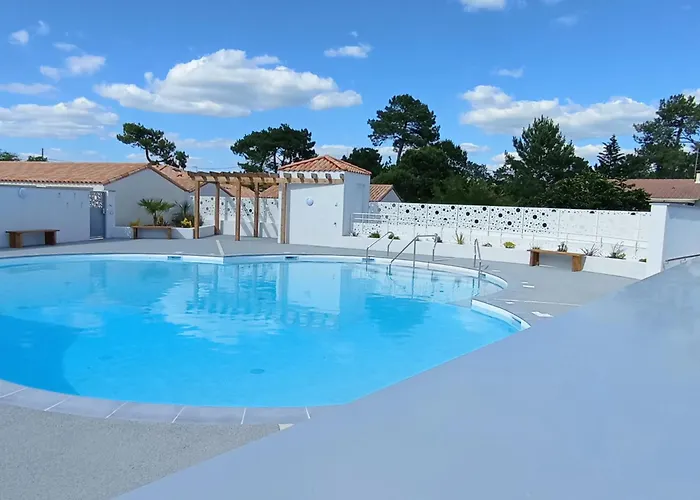 Maison de Vacances à La Tranche-sur-Mer avec Piscine, à 350m de la Plage, 4 Couchages - FR-1-22-170