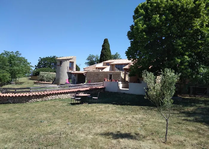 Chambre à la ferme au milieu des lavandes