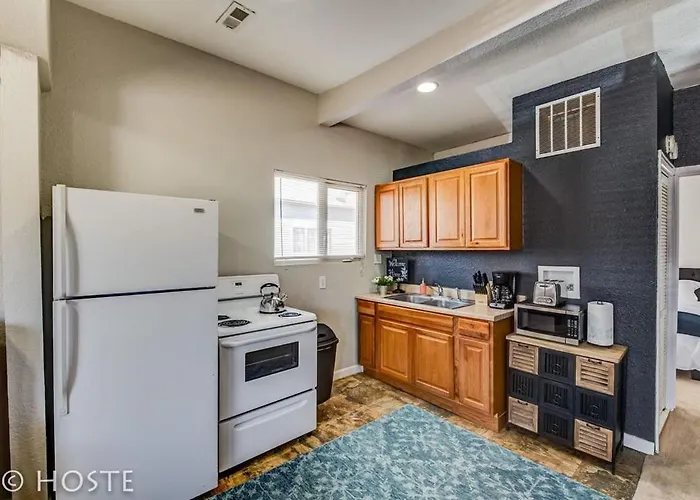 *H New!* 1 Bedroom Downtown Townhome, Newly Renovated!